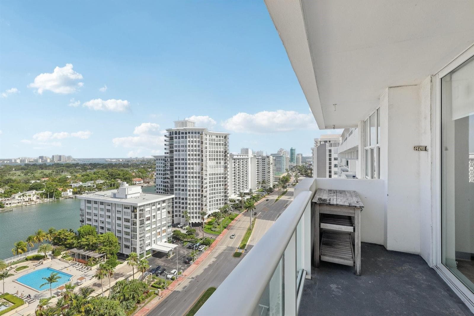B26020492 — Miami Beach — 27