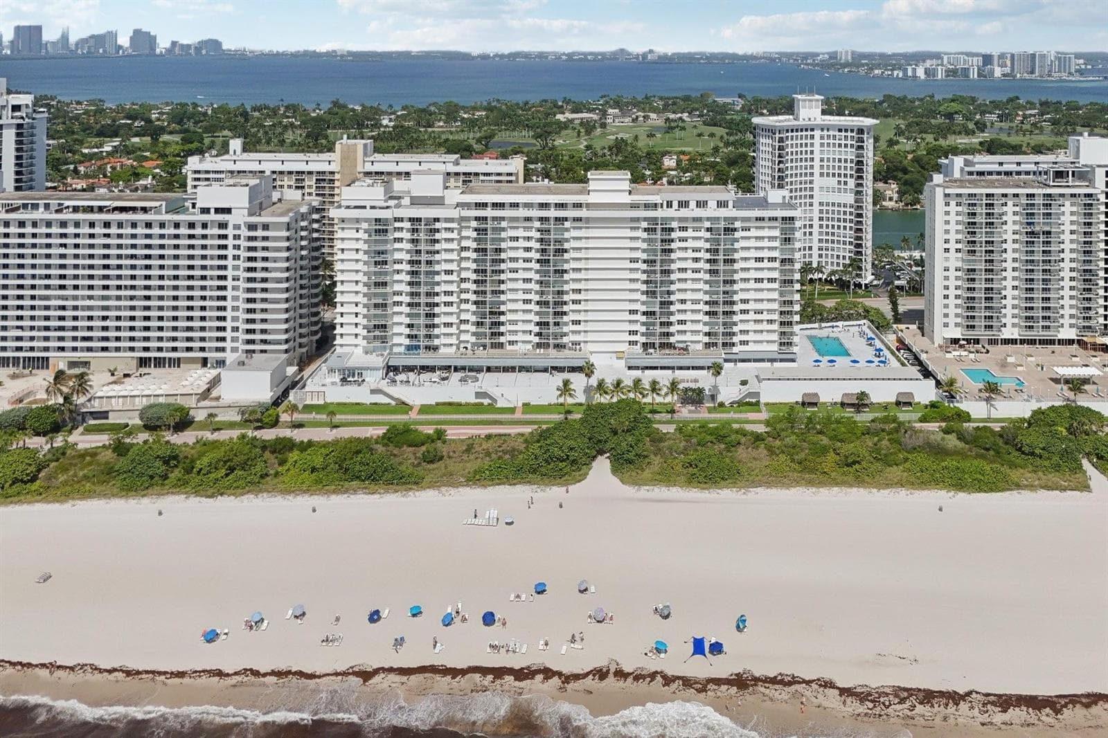 B26020492 — Miami Beach — 42