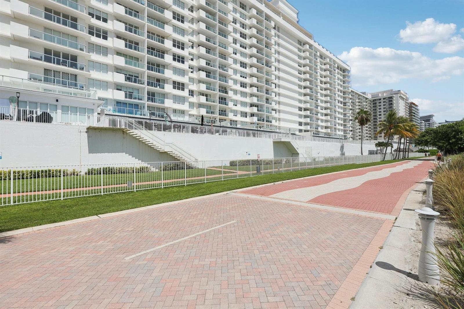 B26020492 — Miami Beach — 33