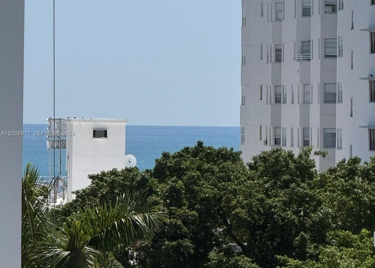 A12009917 — Miami Beach