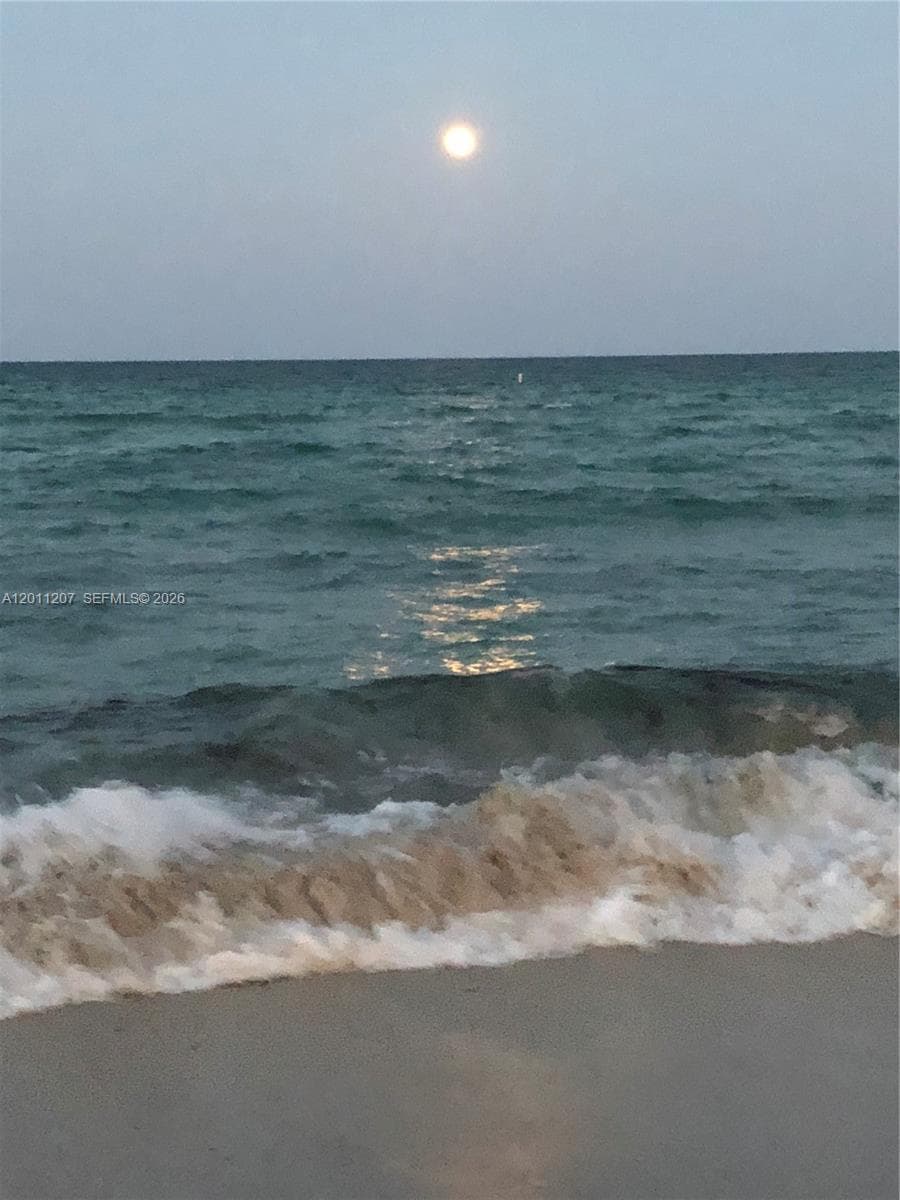 A12011207 — Miami Beach — 50