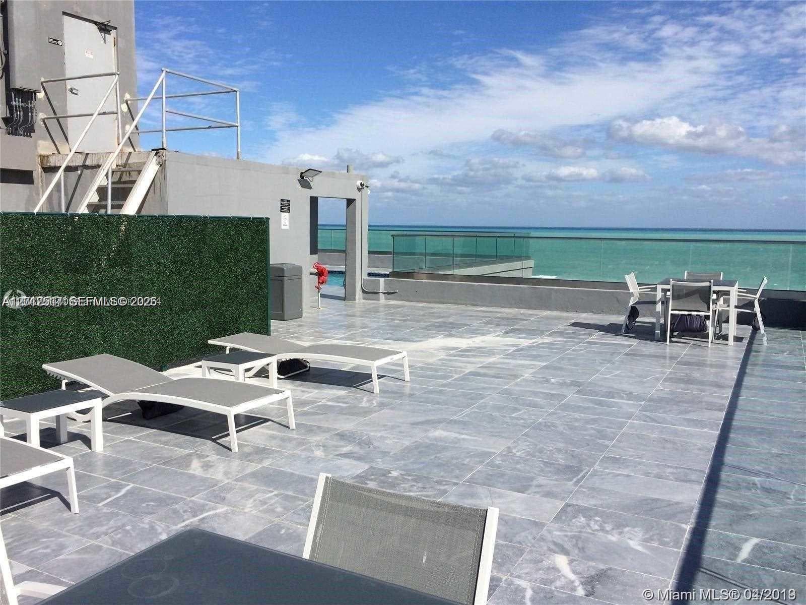 A12012517 — Miami Beach — 2