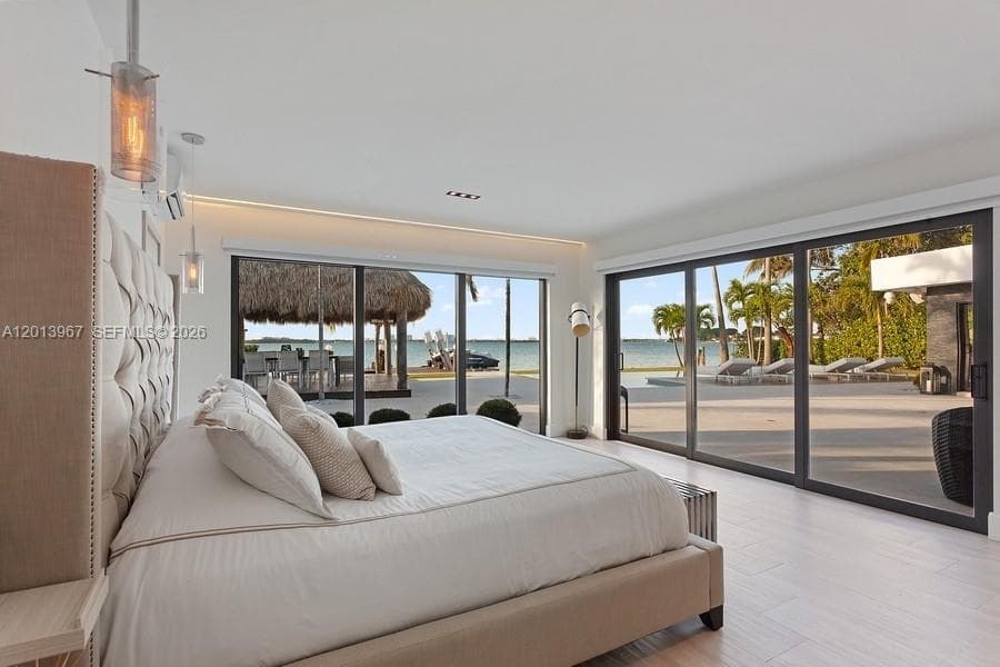 A12013967 — Miami Beach — 19