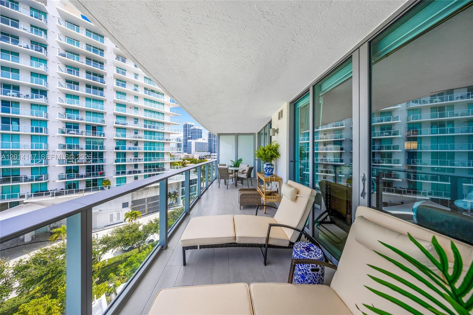 A12014147 — Miami Beach — 17