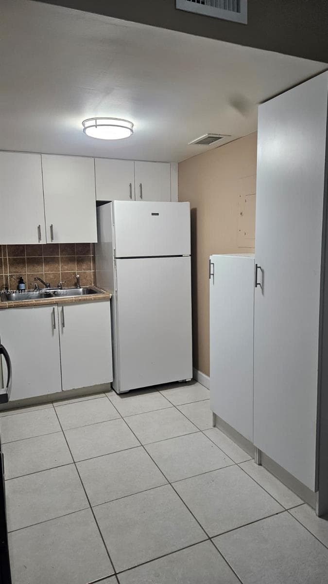A12014188 — Miami Beach — 30