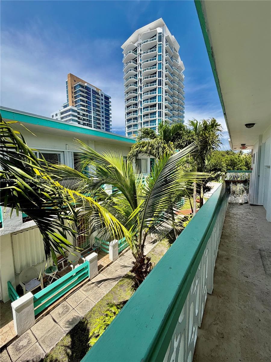 A12014428 — Miami Beach — 15