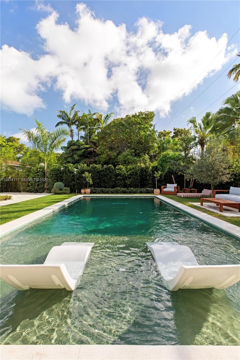 A12014717 — Miami Beach — 30