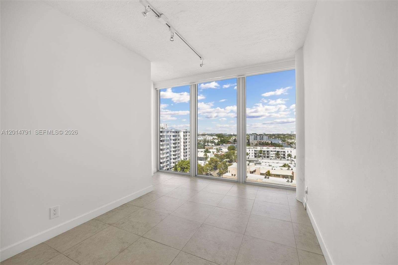 A12014791 — Miami Beach — 13