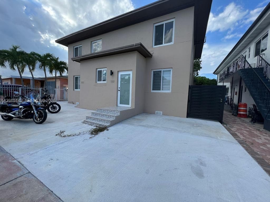 A12015142 — Miami Beach