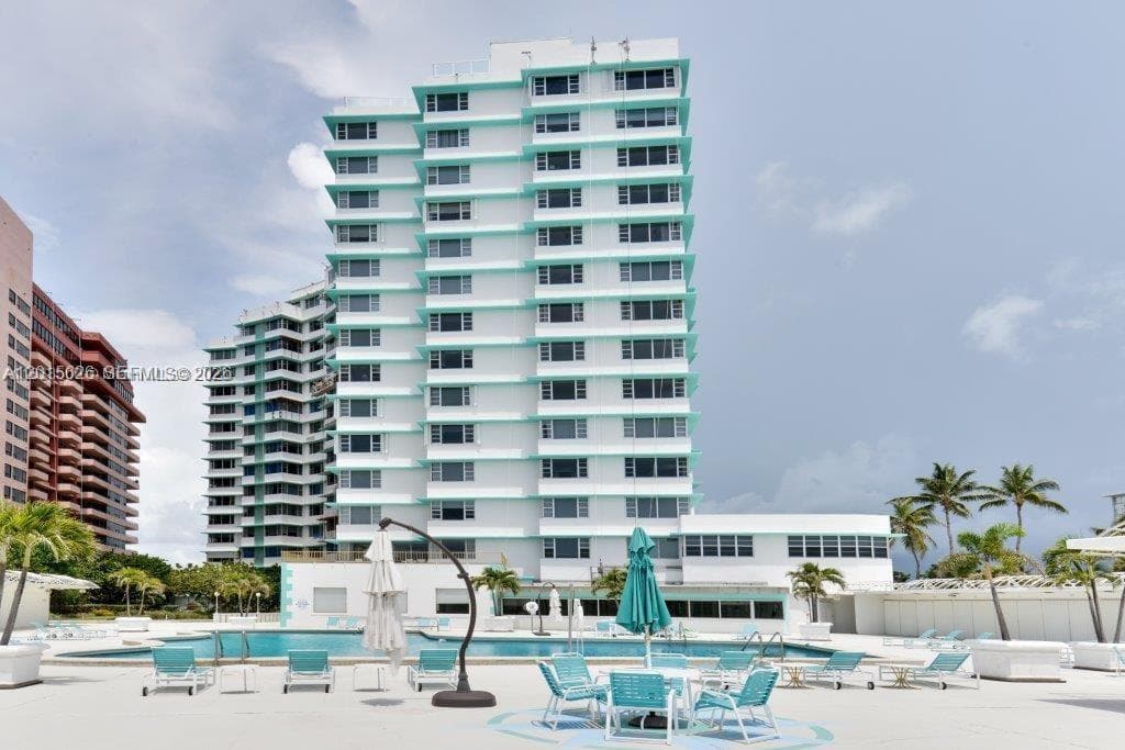 A12015626 — Miami Beach — 33