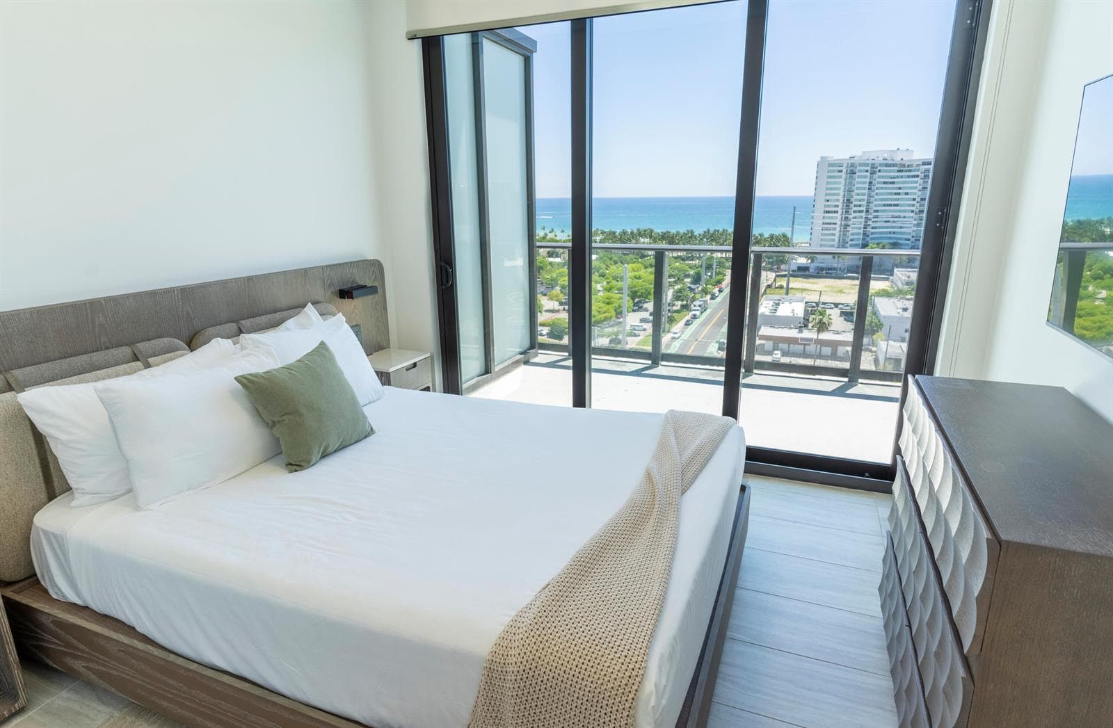 B26027018 — Miami Beach — 14