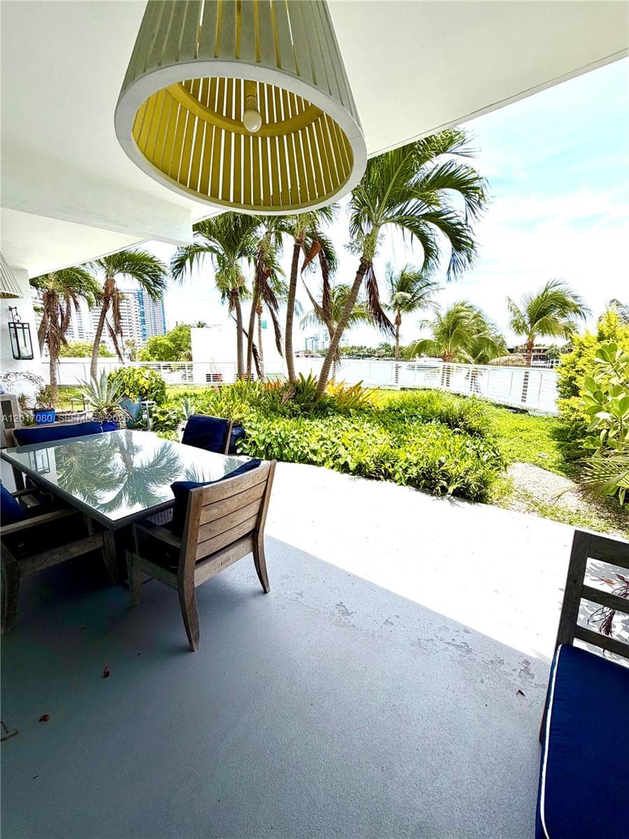 A12017080 — Miami Beach — 27