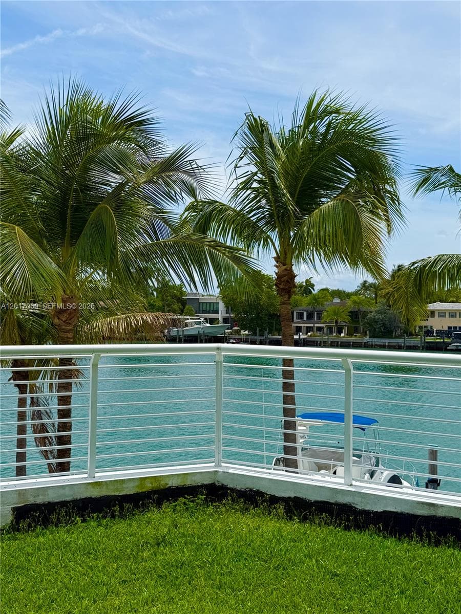 A12017080 — Miami Beach — 30