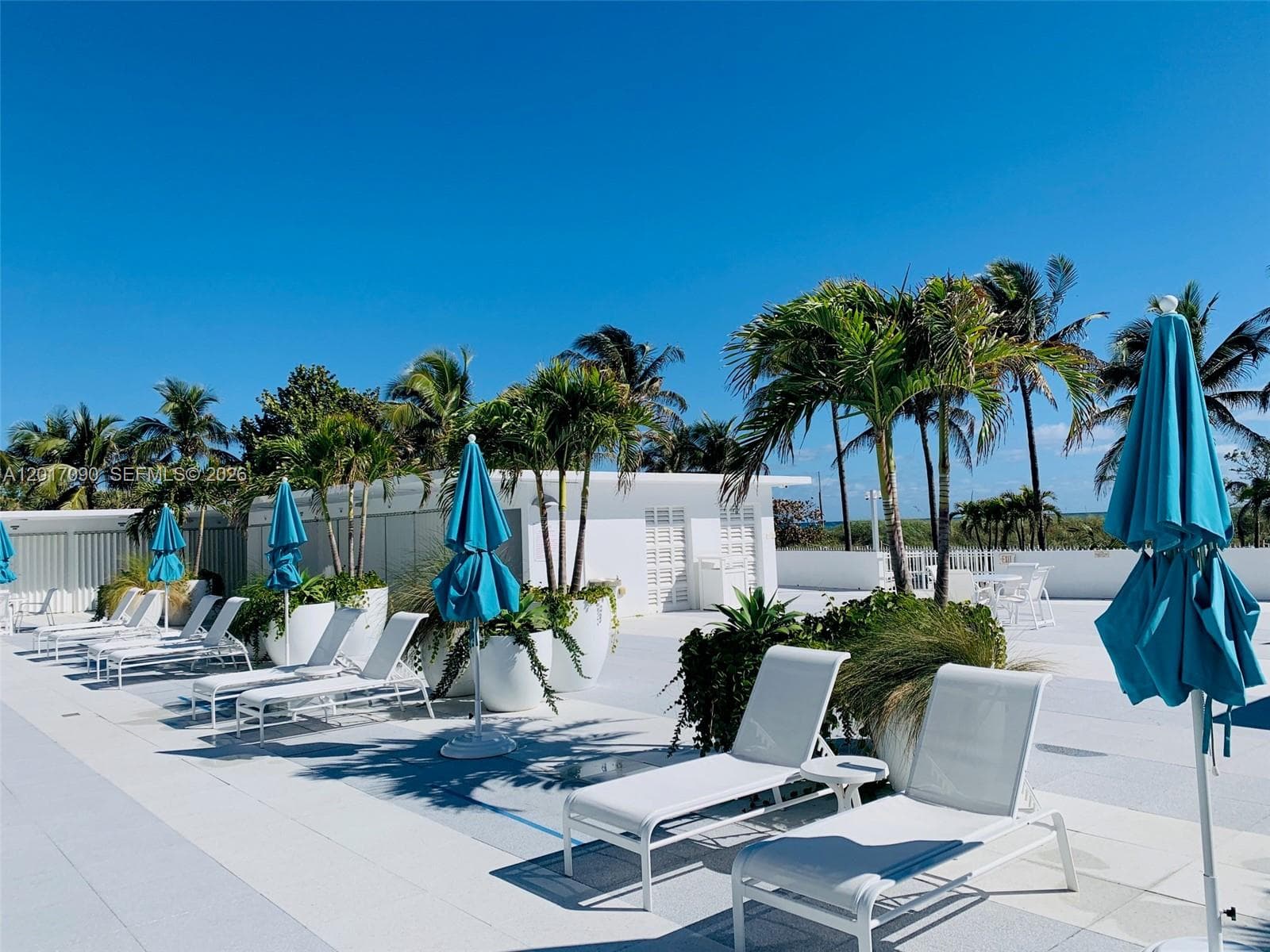 A12017090 — Miami Beach — 32