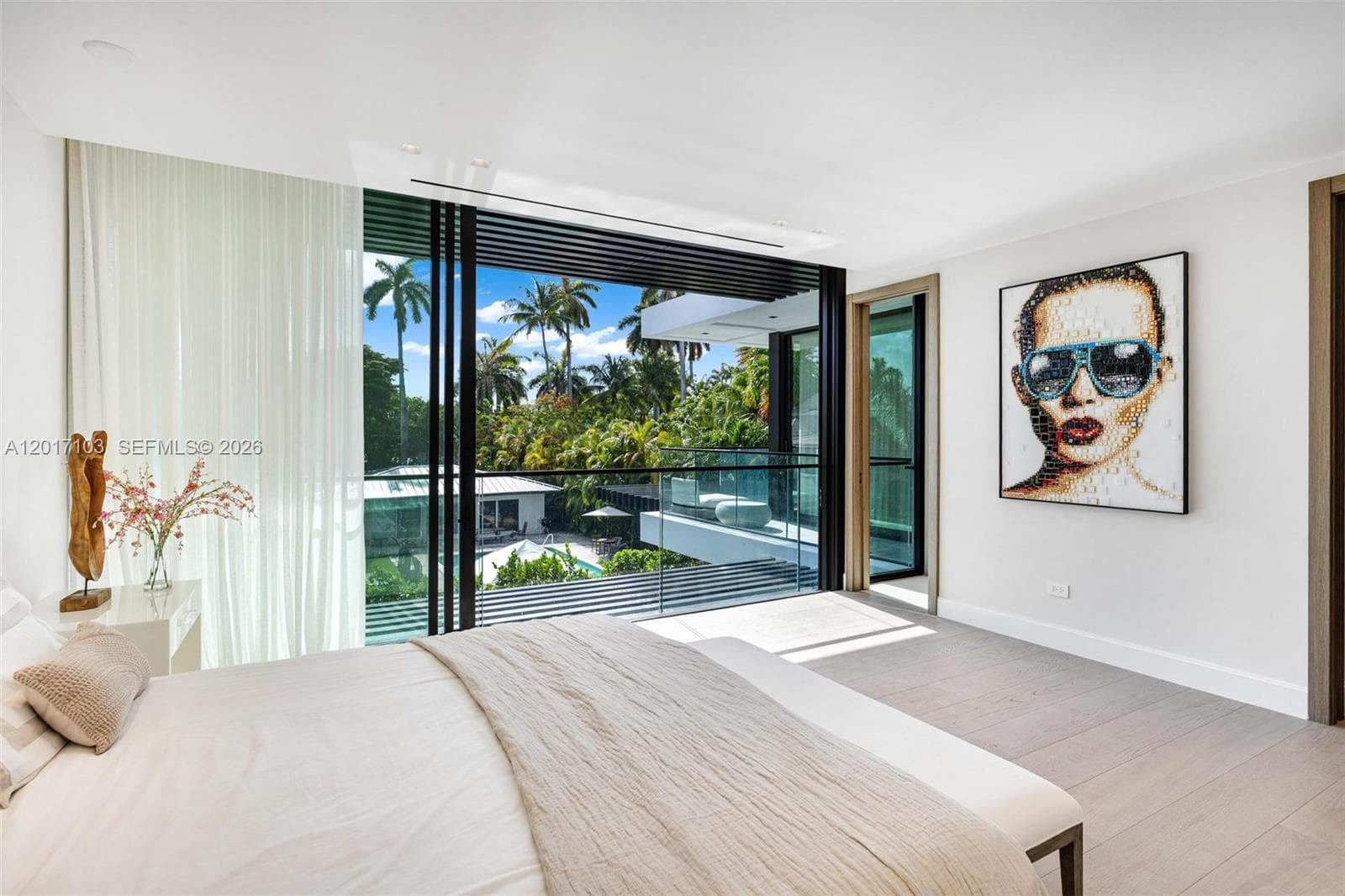 A12017103 — Miami Beach — 32