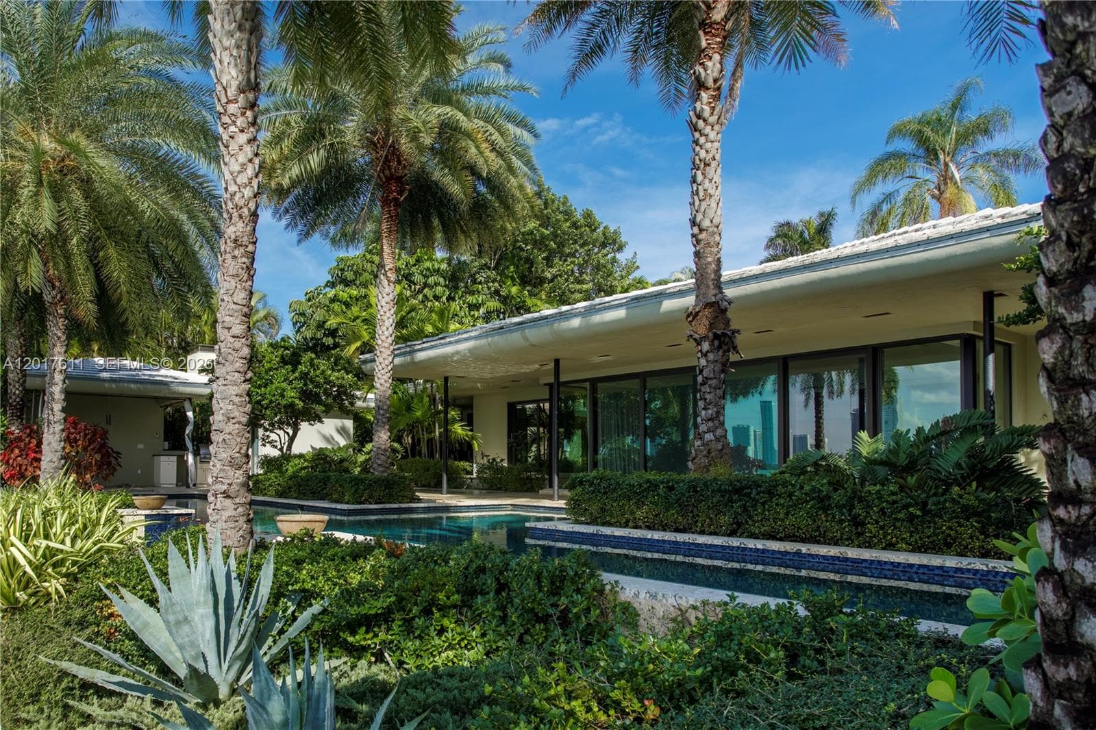 A12017611 — Miami Beach — 4