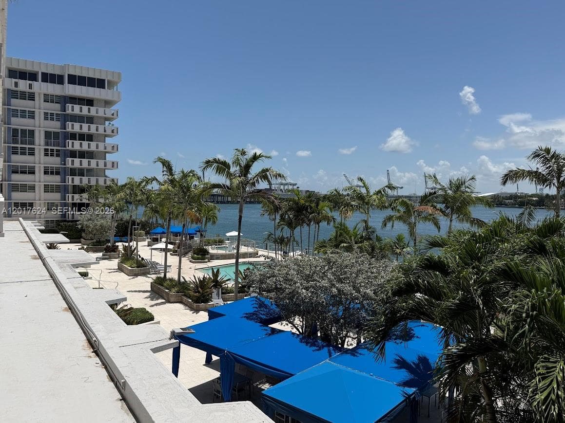 A12017624 — Miami Beach — 16