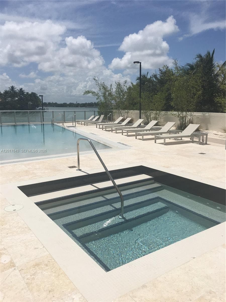 A12017643 — Miami Beach — 33
