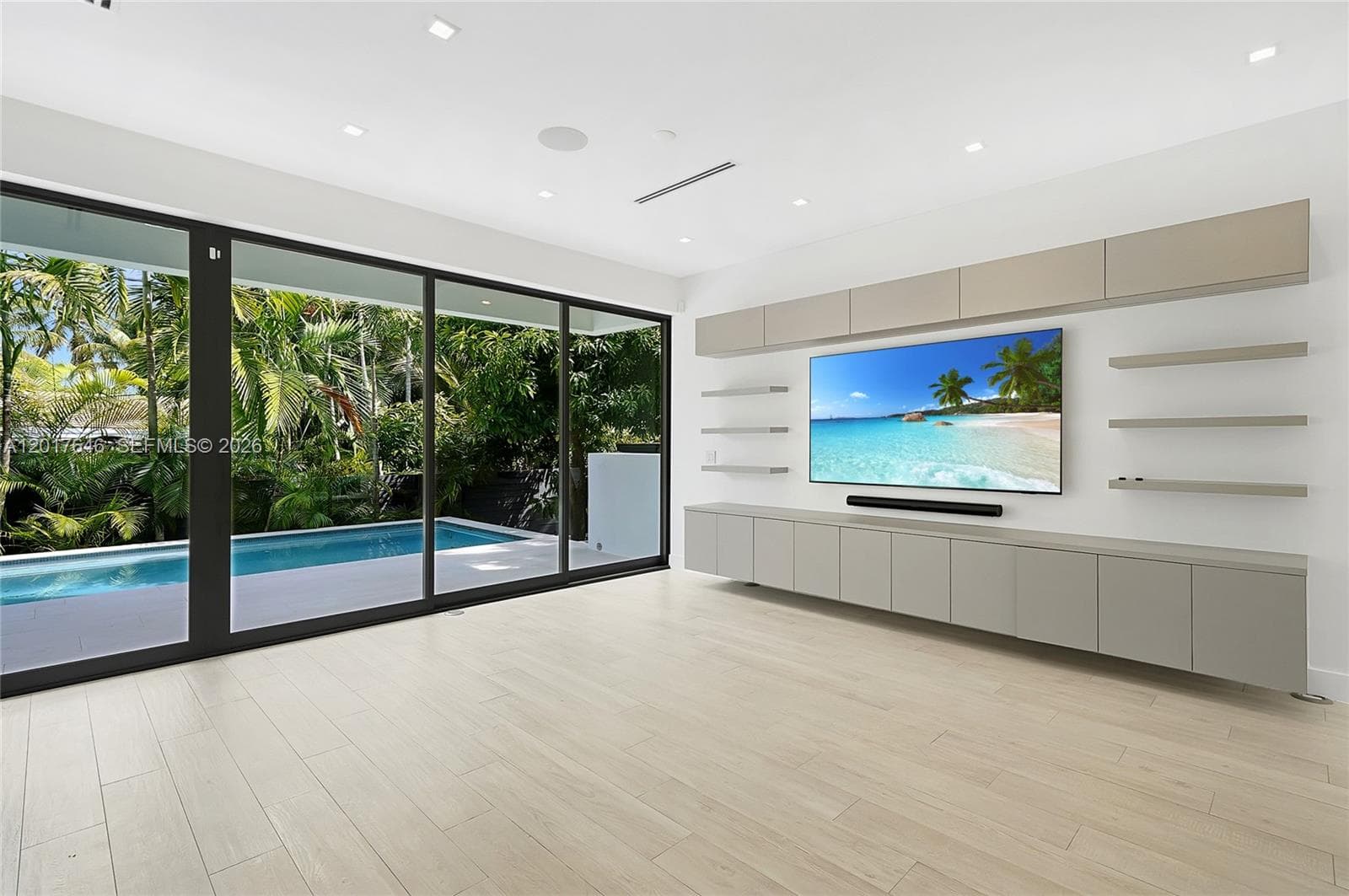A12017646 — Miami Beach — 11