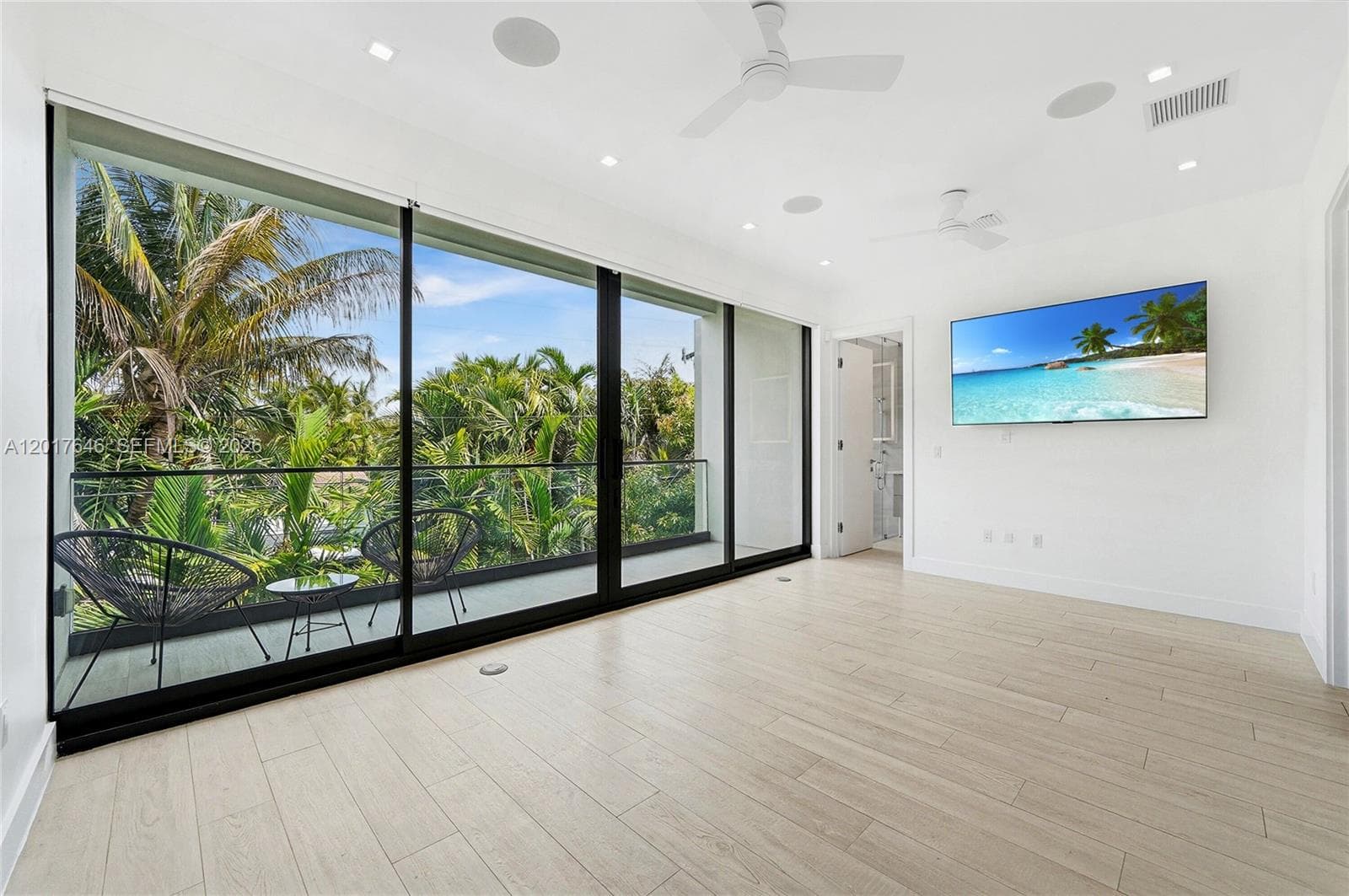 A12017646 — Miami Beach — 29