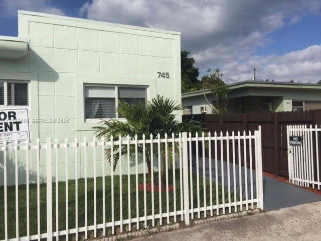 A12017686 — Miami Beach — 2