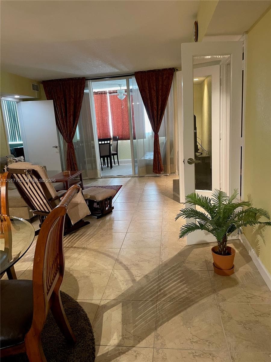 A12017783 — Miami Beach — 11