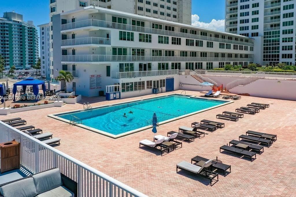 A12017880 — Miami Beach — 6