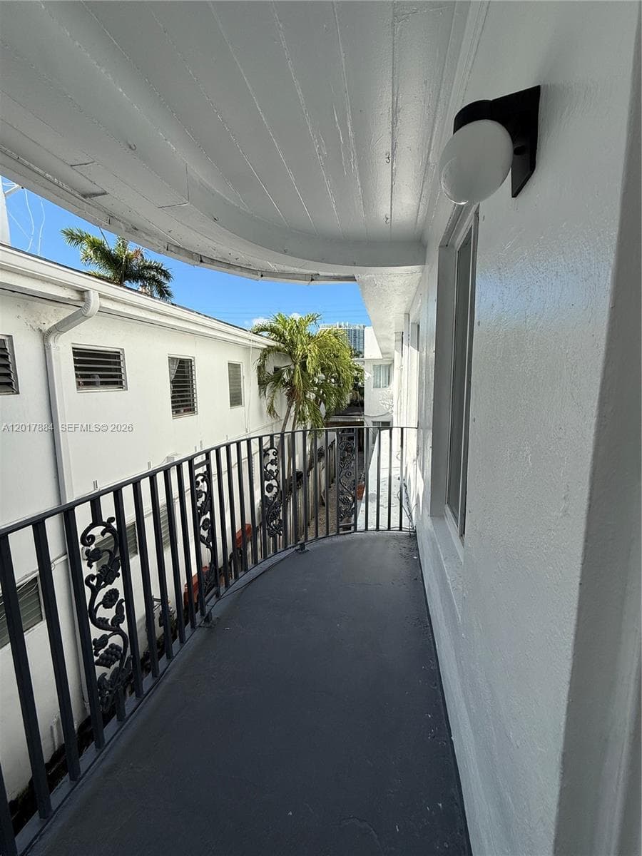A12017884 — Miami Beach — 9