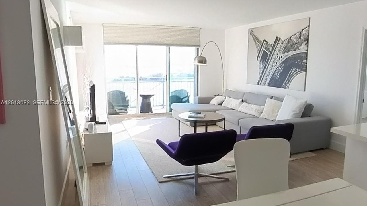 A12018092 — Miami Beach — 9