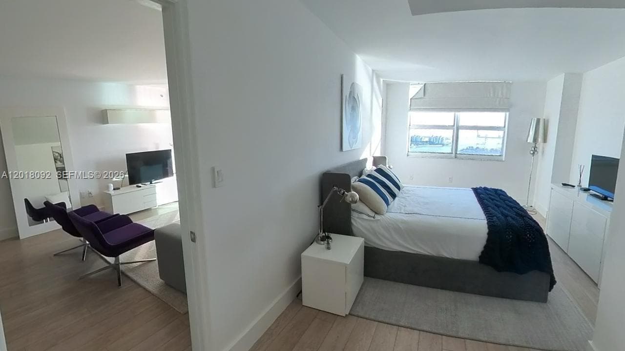 A12018092 — Miami Beach — 25