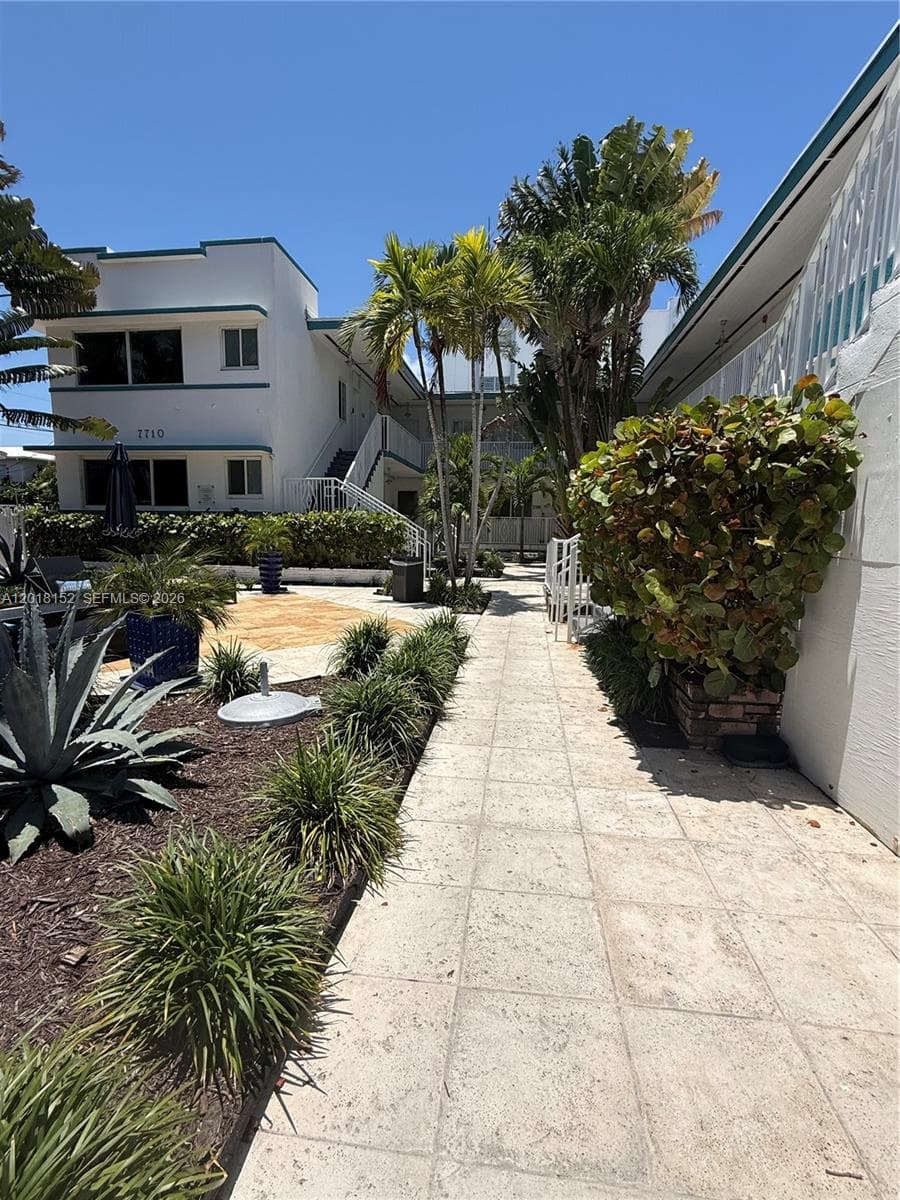 A12018152 — Miami Beach — 4