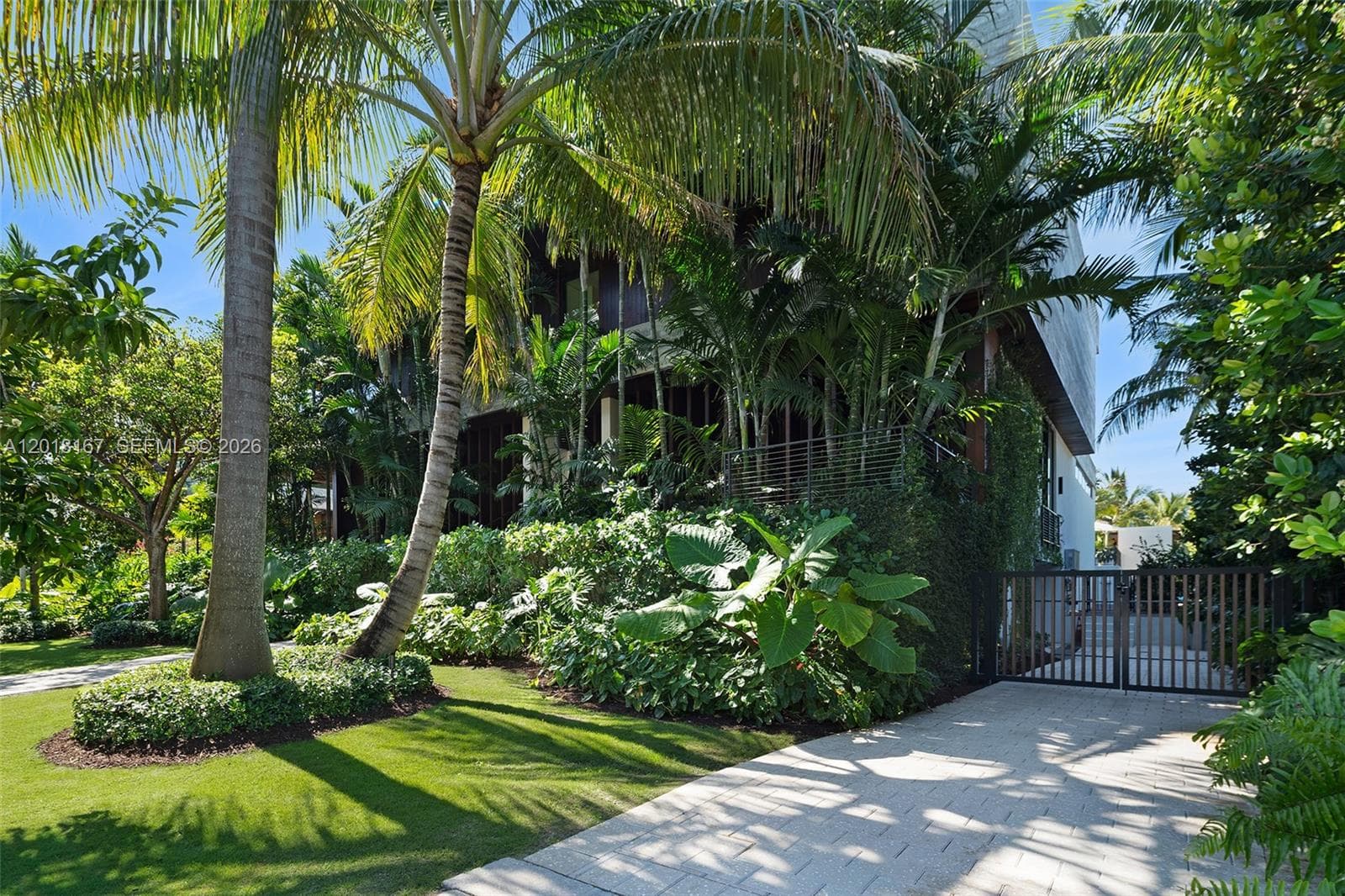 A12018167 — Miami Beach — 63