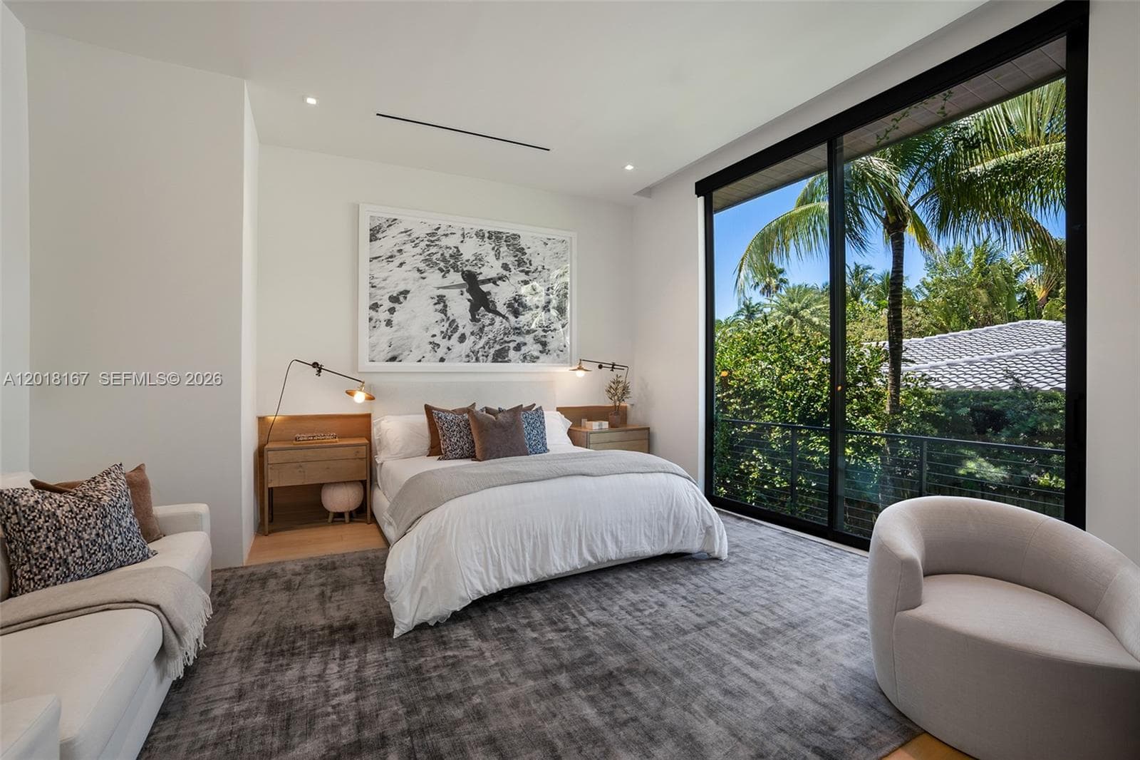A12018167 — Miami Beach — 33