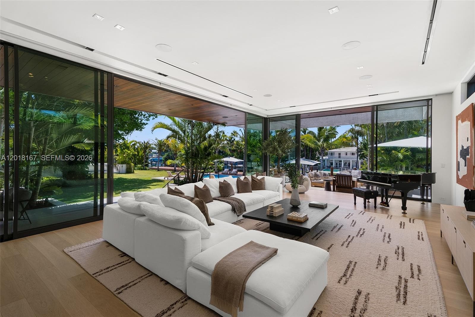 A12018167 — Miami Beach — 18