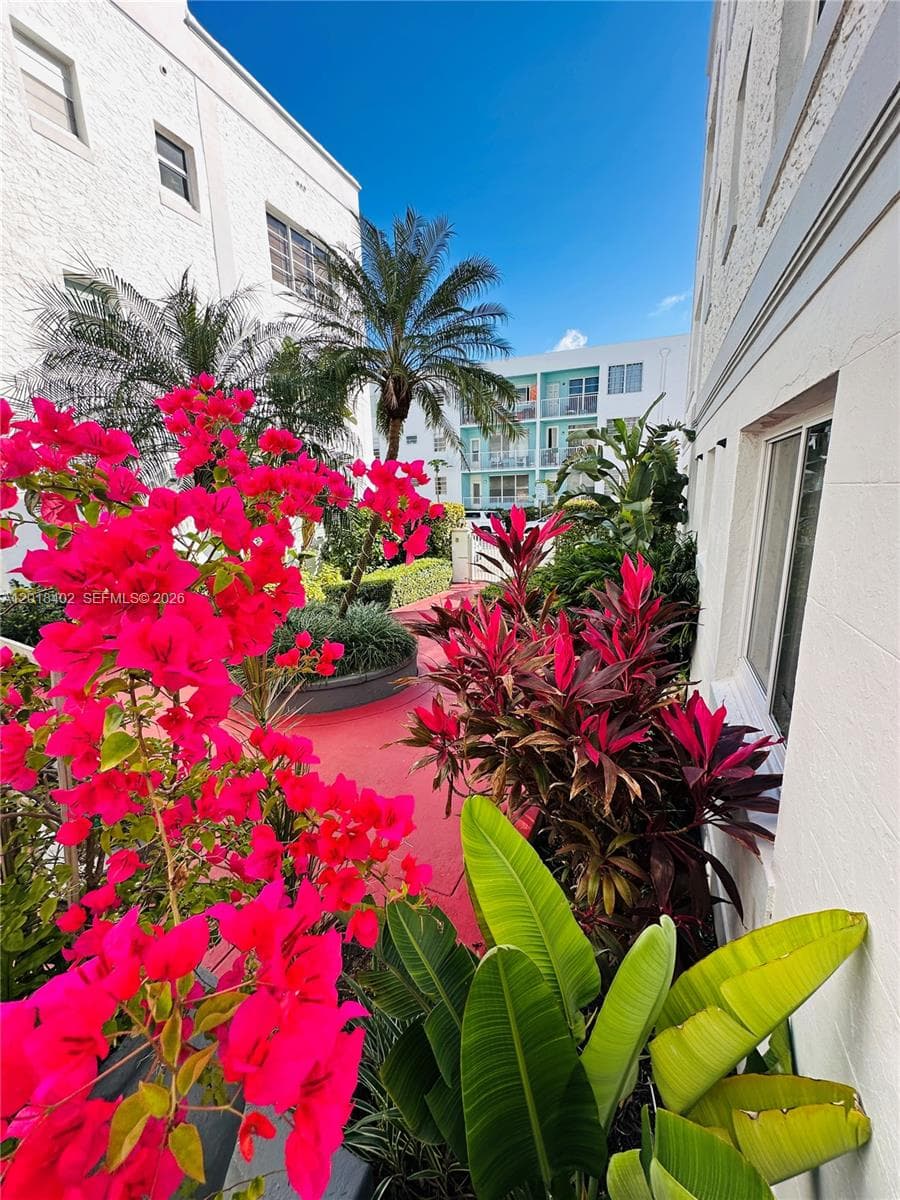 A12018402 — Miami Beach — 3