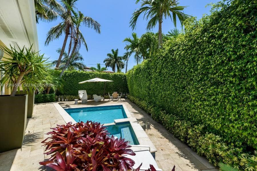 A12018536 — Miami Beach — 13