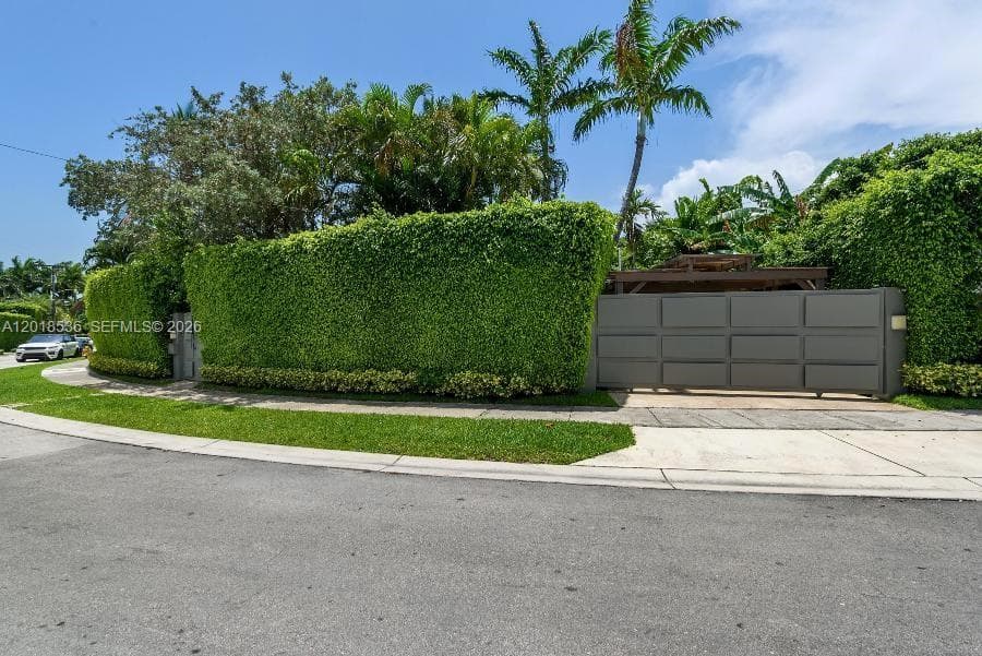 A12018536 — Miami Beach — 20