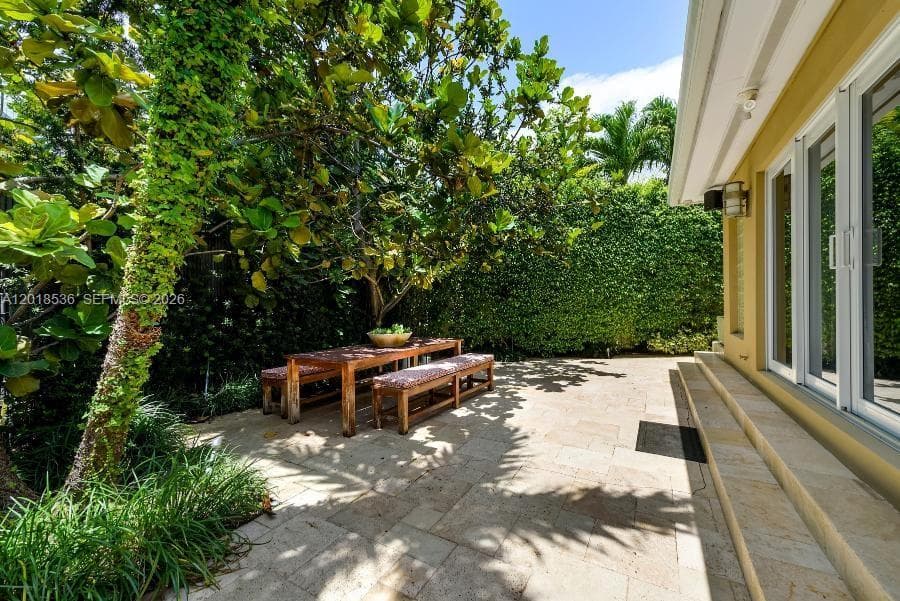 A12018536 — Miami Beach — 11