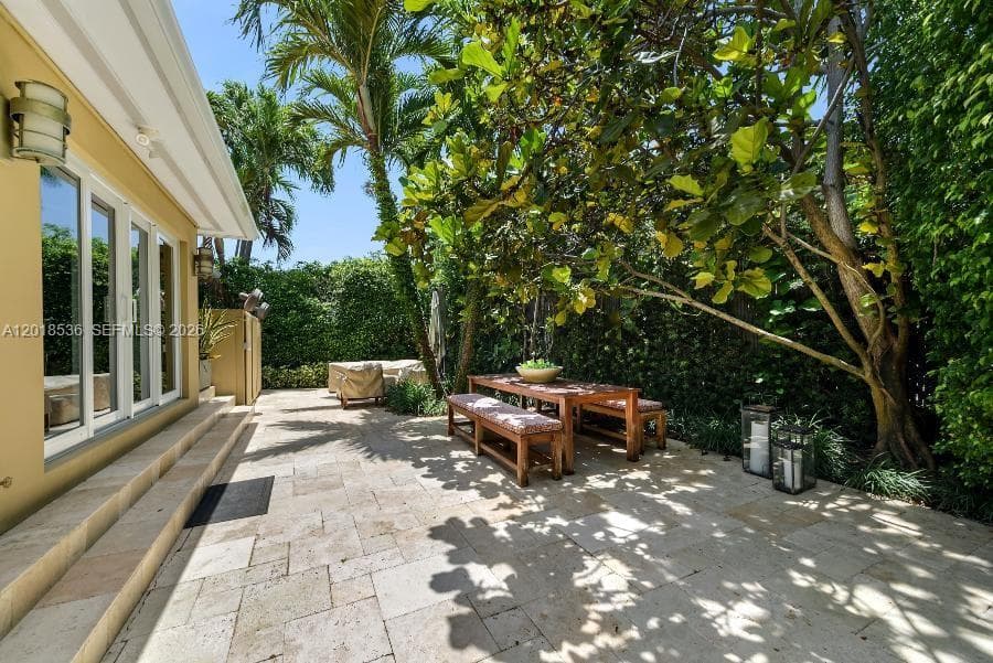 A12018536 — Miami Beach — 19