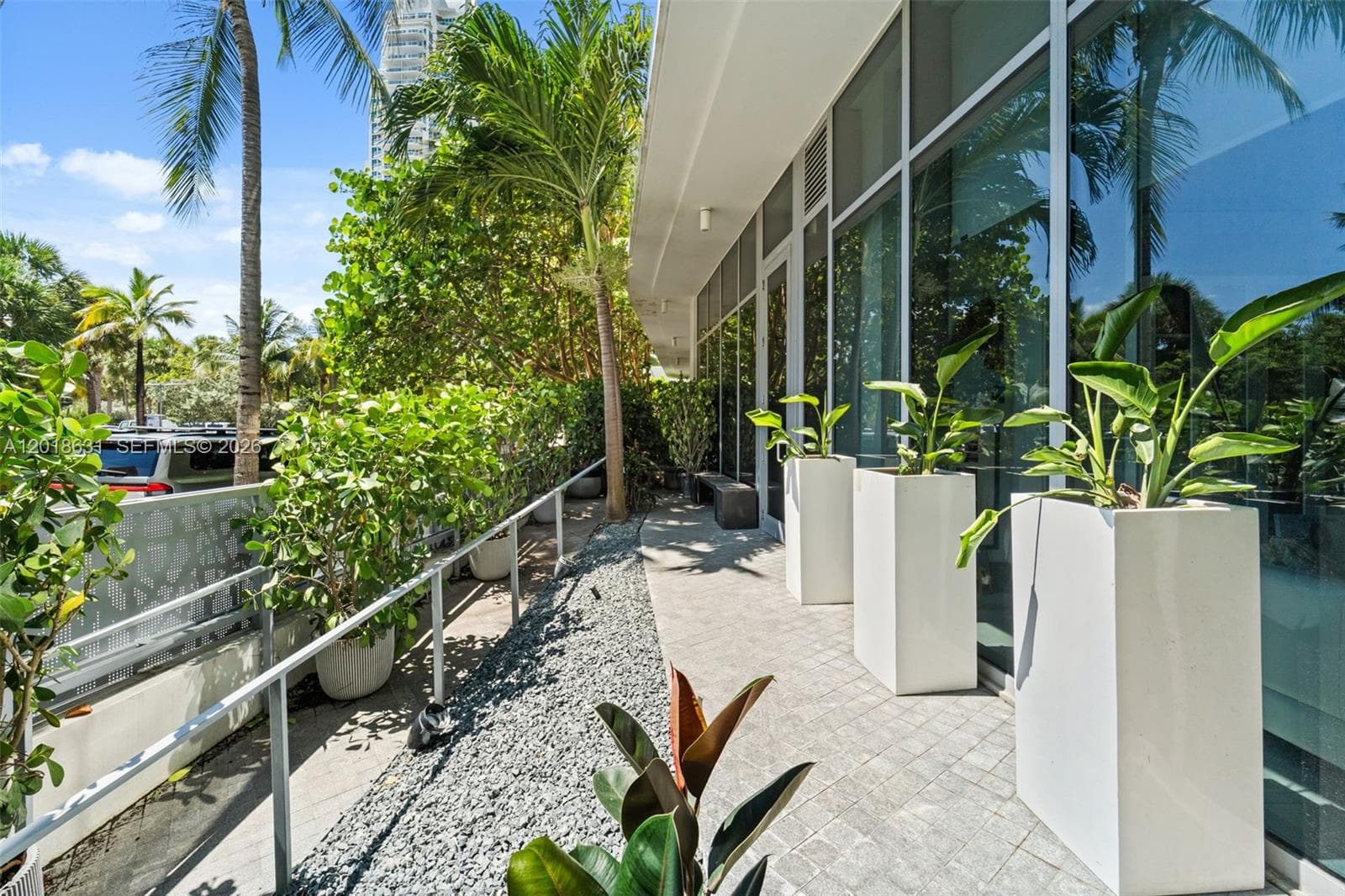 A12018631 — Miami Beach — 18