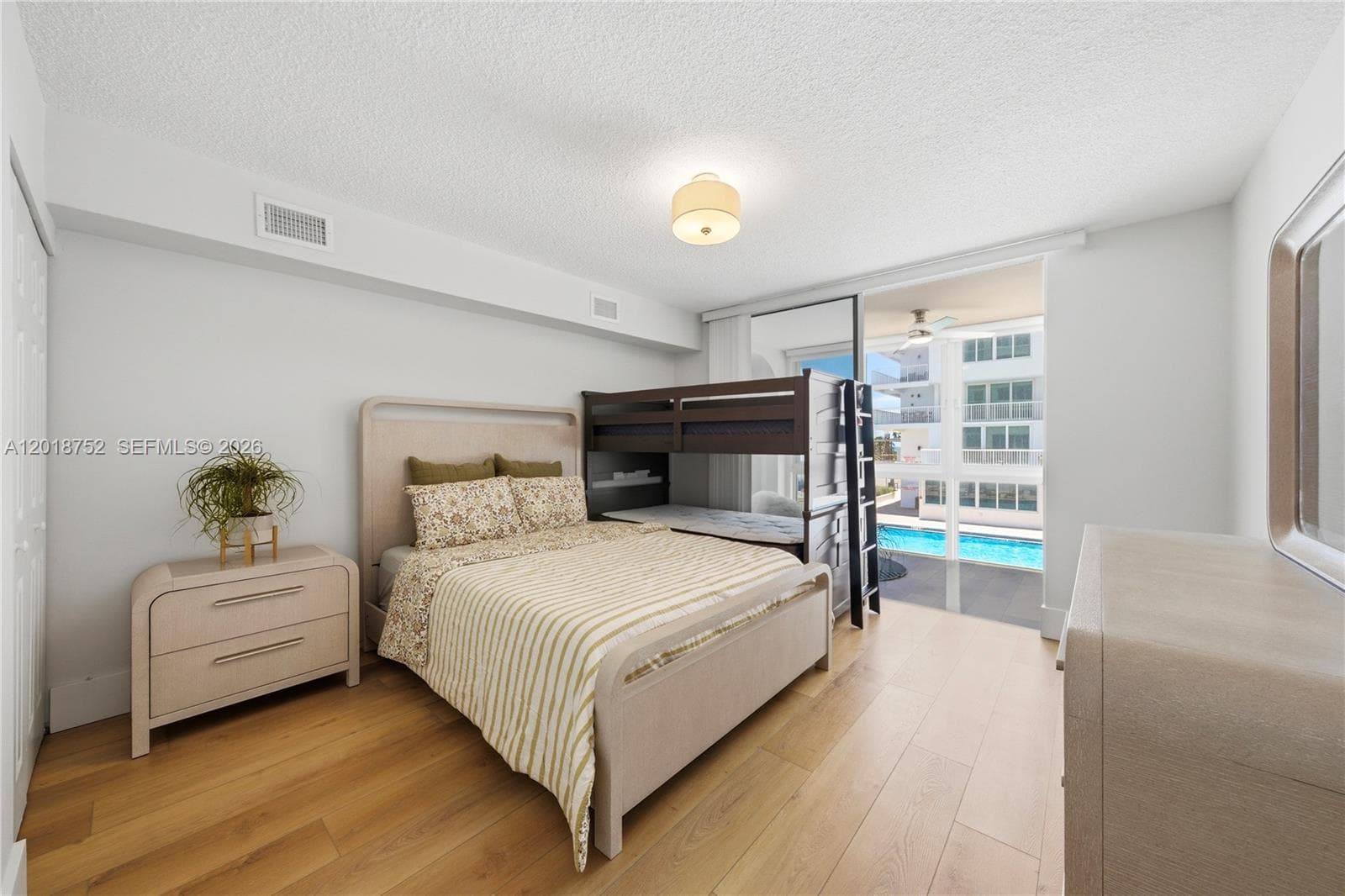 A12018752 — Miami Beach — 15