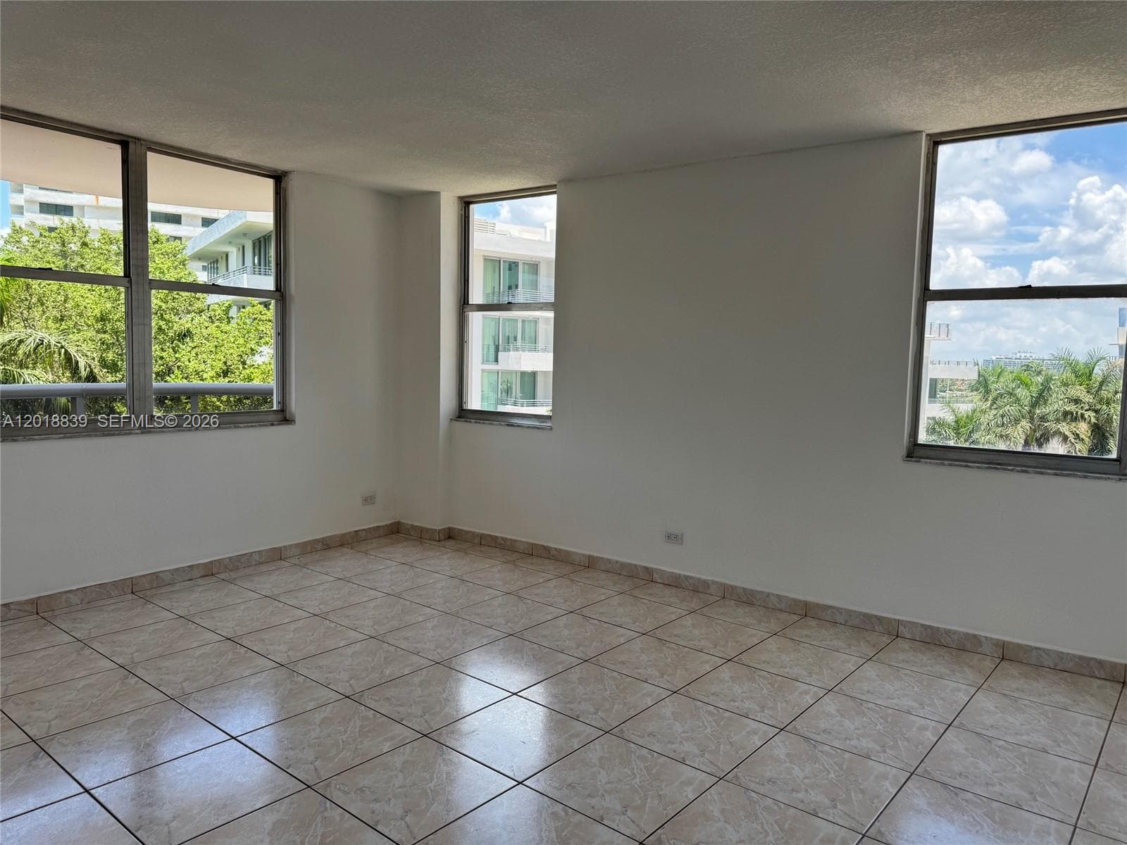 A12018839 — Miami Beach — 14