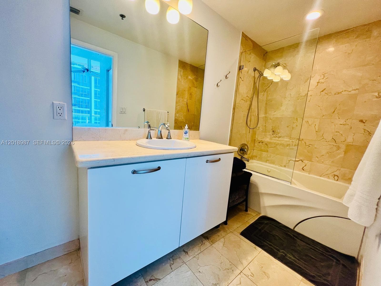 A12018987 — Miami Beach — 13