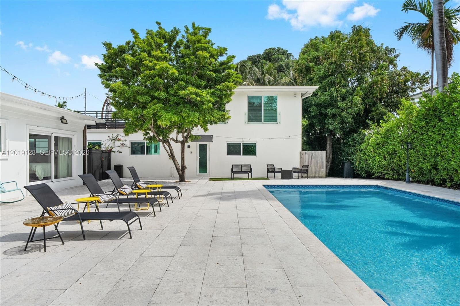 A12019128 — Miami Beach — 17