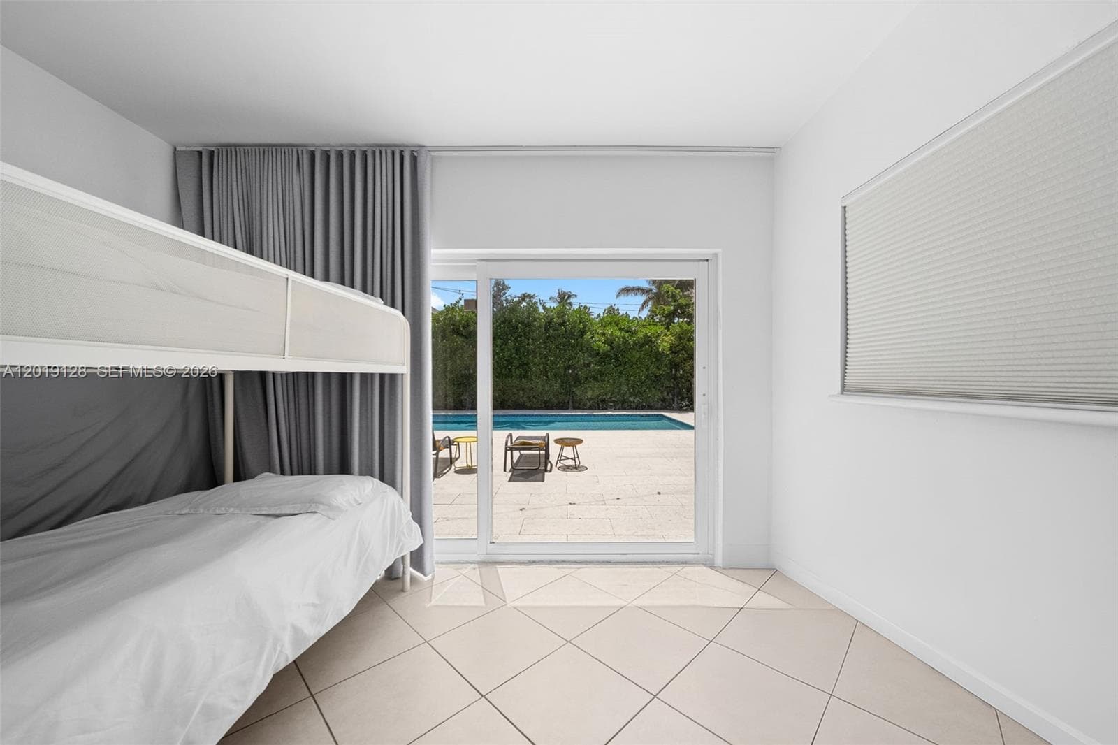 A12019128 — Miami Beach — 26