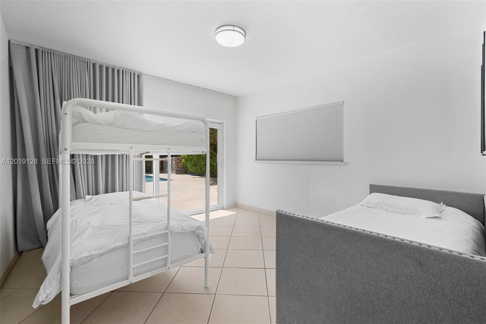 A12019128 — Miami Beach — 28