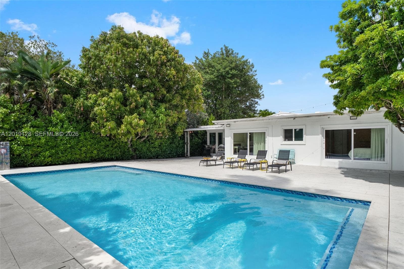 A12019128 — Miami Beach — 19