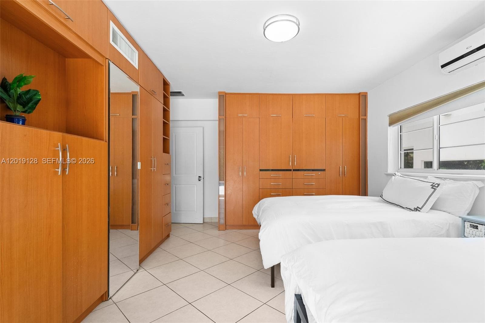 A12019128 — Miami Beach — 21