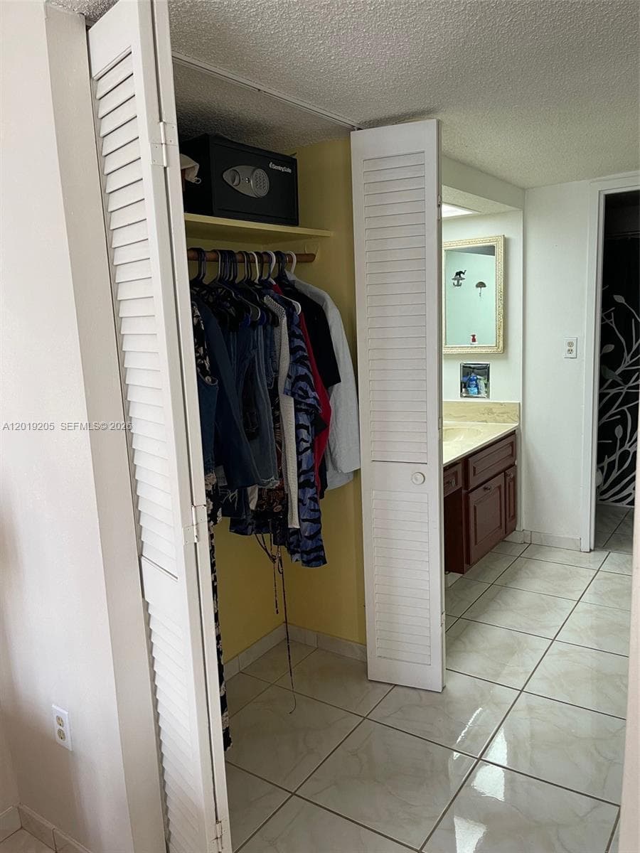 A12019205 — Miami Beach — 17
