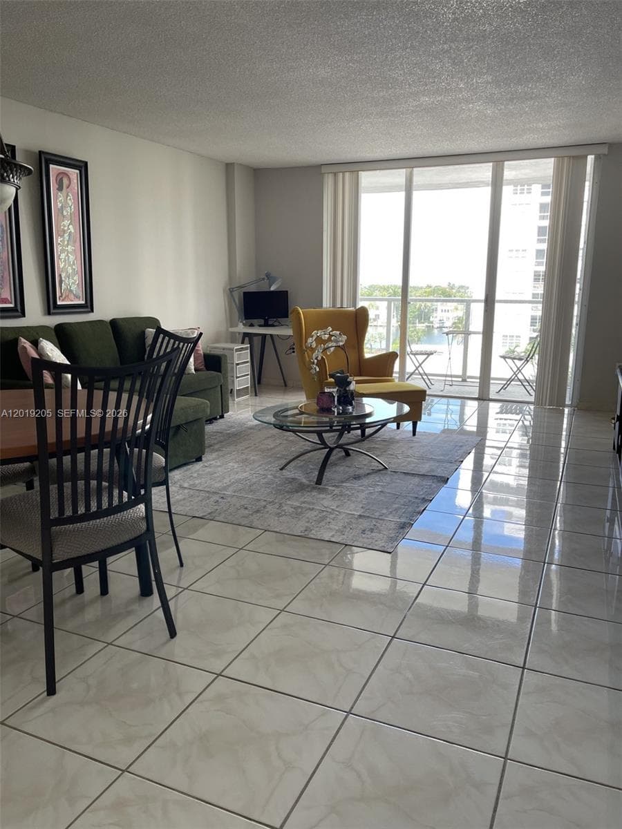 A12019205 — Miami Beach — 7